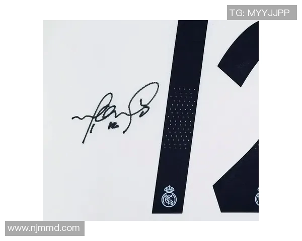 足球明星签名姿势全解析揭秘他们独特的签名风格与技巧